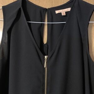 Ladies Lightweight Black Sleeveless Gibson Latimer zip up in  front at   top